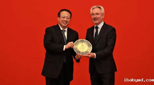 上海市市长龚正向阿特拉斯·科普柯（中国）投资有限公司副总裁Francis Liekens先生颁授纪念牌